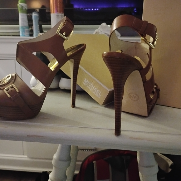 Michael Kors Tan Platform Sandals - Picture 2 of 4